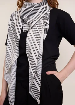Graphic print scarf